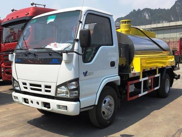 Xe phun tưới nhựa đường Isuzu 3 khối